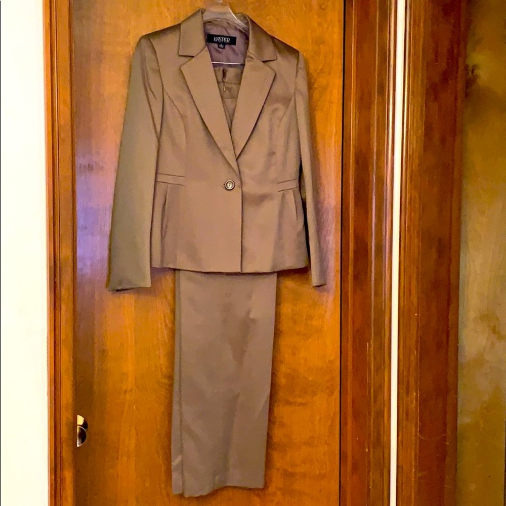 Kasper three- piece pants suit. Size 4